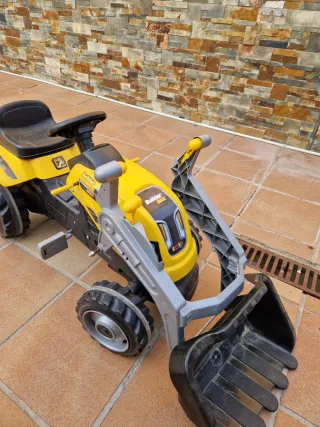 Tractor de pedales para niños