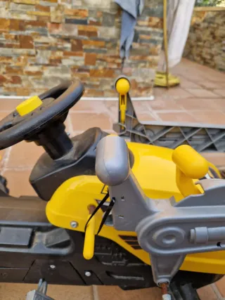 Tractor de pedales para niños