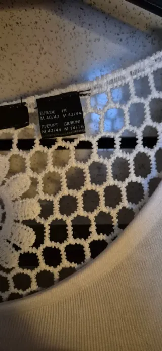 Maglietta bianca con ricamo floreale taglia M