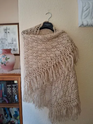 Chal crochet beige hecho a mano