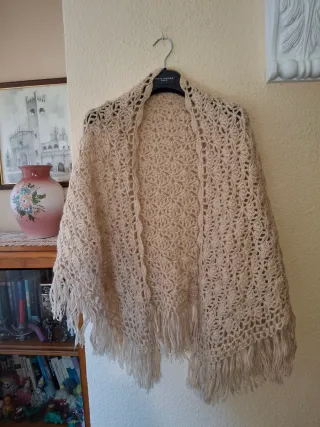 Chal crochet beige hecho a mano