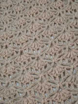 Chal crochet beige hecho a mano