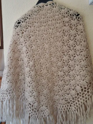 Chal crochet beige hecho a mano
