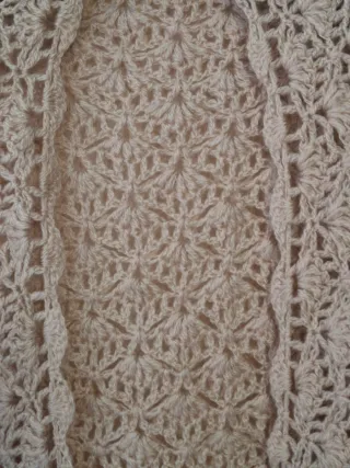 Chal crochet beige hecho a mano