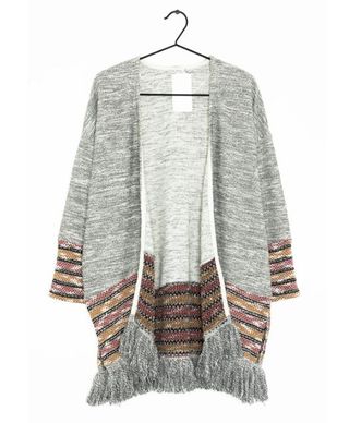 Chaqueta de punto gris con flecos