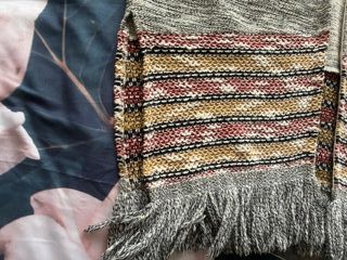 Chaqueta de punto gris con flecos