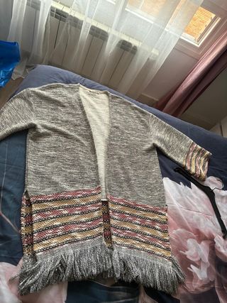 Chaqueta de punto gris con flecos