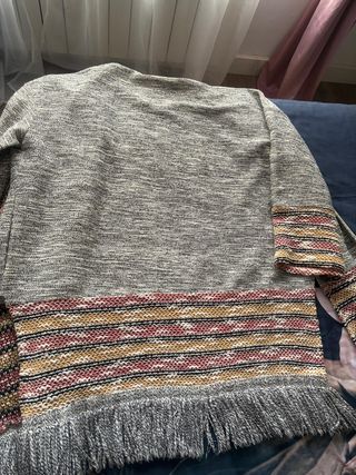 Chaqueta de punto gris con flecos
