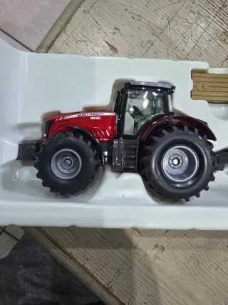 Massey Ferguson 8690 con pressaballe siku 1951