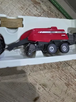 Massey Ferguson 8690 con pressaballe siku 1951