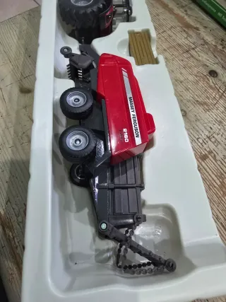 Massey Ferguson 8690 con pressaballe siku 1951