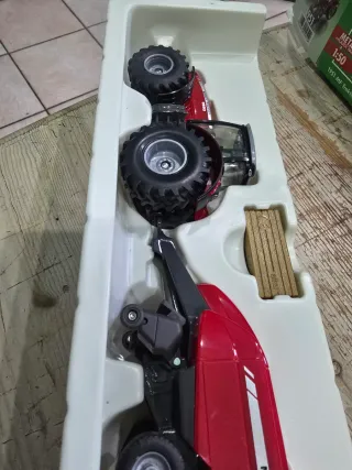 Massey Ferguson 8690 con pressaballe siku 1951