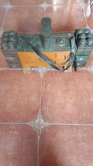 Limpiabotas antiguo de bronce