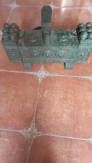 Limpiabotas antiguo de bronce