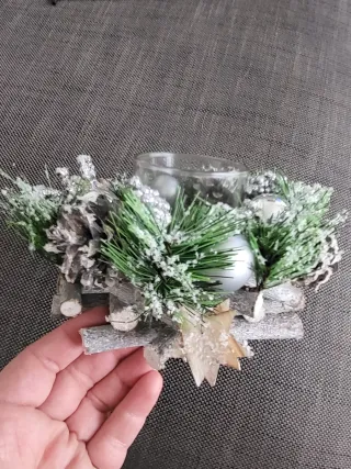 Portacandele natalizio con decorazioni