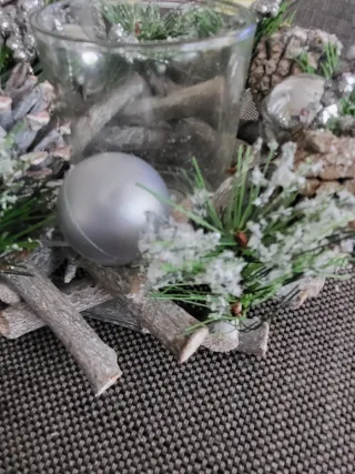 Portacandele natalizio con decorazioni