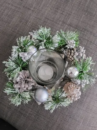 Portacandele natalizio con decorazioni