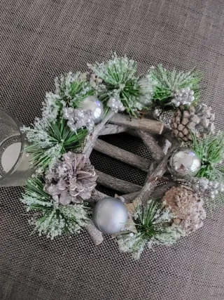 Portacandele natalizio con decorazioni