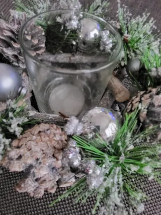 Portacandele natalizio con decorazioni