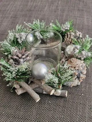 Portacandele natalizio con decorazioni