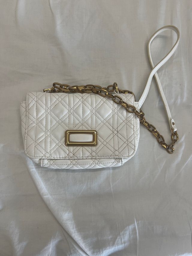 Bolso blanco con cadena dorada