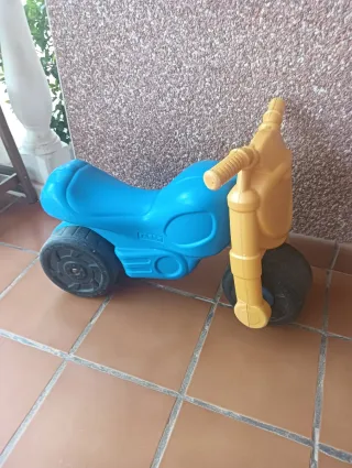 Moto de juguete azul y amarilla