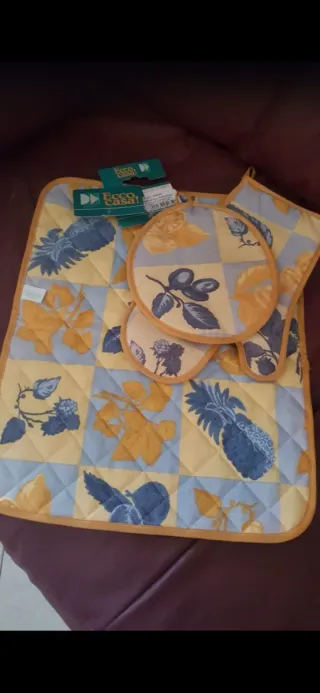 2 Tovagliette , presina e guanto forno