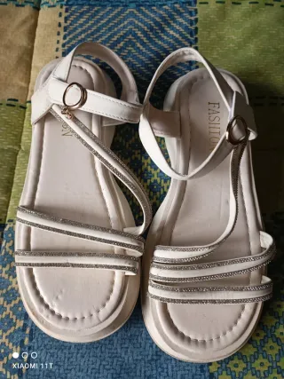 Sandalias Niña Blancas con Brillantes