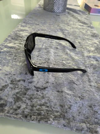 Gafas de sol Oakley negras y azules