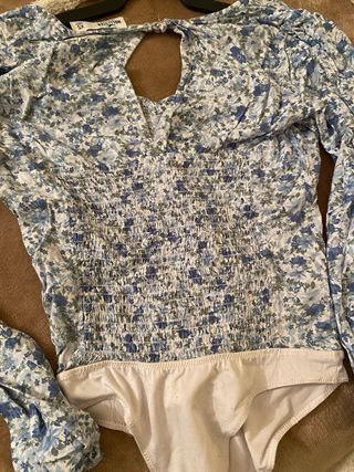 Blusa Hollister floral manga larga talla XS
