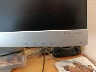 Teclado Logitech K120 Negro + Pantalla HP