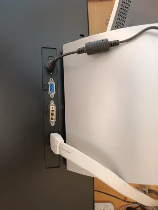 Teclado Logitech K120 Negro + Pantalla HP