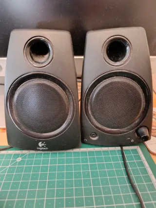 Teclado Logitech K120 Negro + Pantalla HP