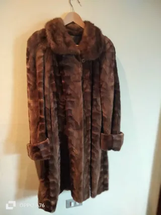 Abrigo de piel marrón. Alta peletería