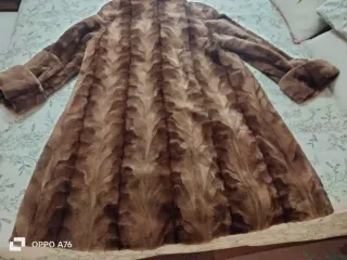 Abrigo de piel marrón. Alta peletería