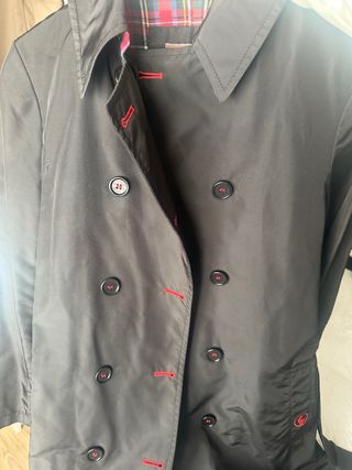 Gabardina negra con forro de cuadros