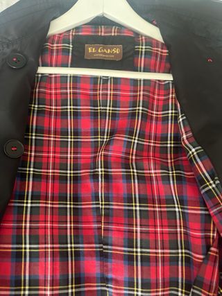 Gabardina negra con forro de cuadros