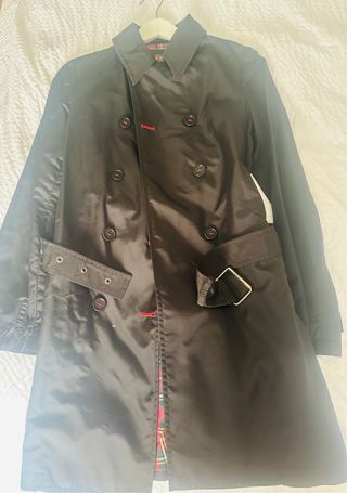 Gabardina negra con forro de cuadros