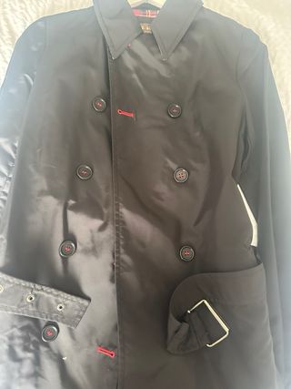 Gabardina negra con forro de cuadros