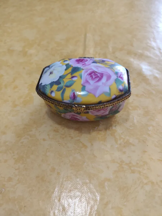 Scatolina vintage in porcellana con cerniera e fiori