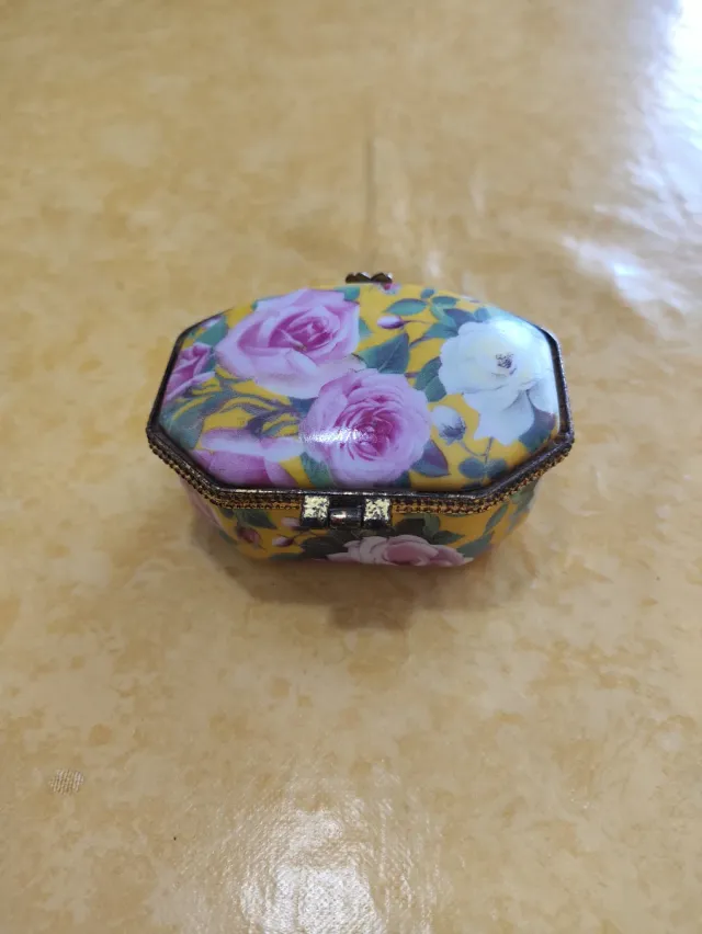 Scatolina vintage in porcellana con cerniera e fiori