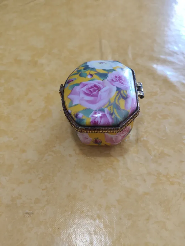 Scatolina vintage in porcellana con cerniera e fiori