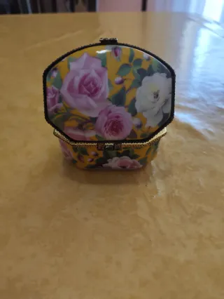 Scatolina vintage in porcellana con cerniera e fiori