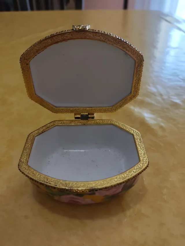 Scatolina vintage in porcellana con cerniera e fiori