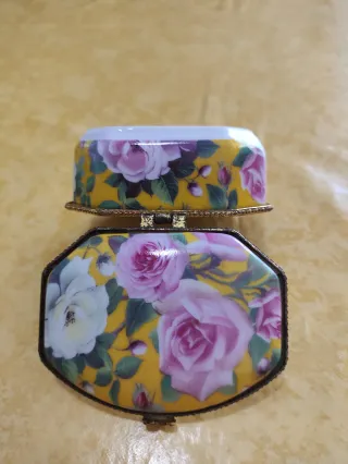 Scatolina vintage in porcellana con cerniera e fiori