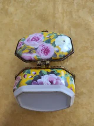 Scatolina vintage in porcellana con cerniera e fiori