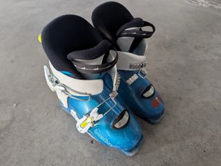 Sci, scarponi e bastoncini per bambini