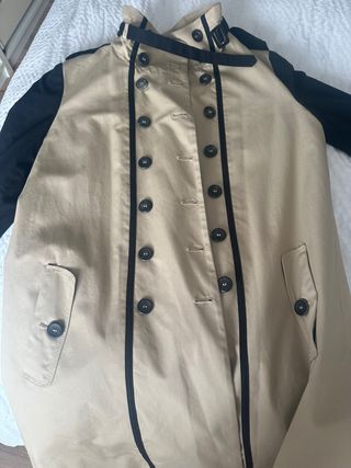 Gabardina beige y negra