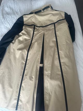 Gabardina beige y negra