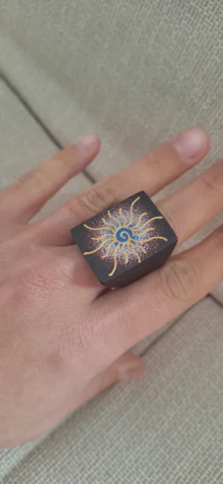 Anello in legno con sole decorato